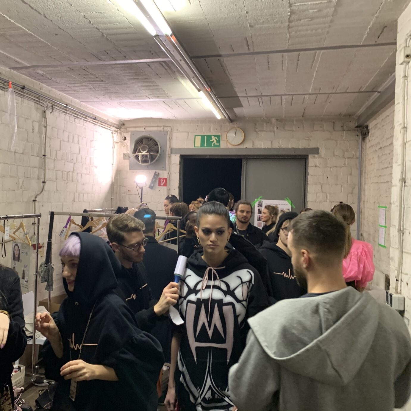 La Coupe-Chef Stephan Mall war auch in diesem Jahr wieder auf der Fashion Week Berlin. Für das Berliner Modelabel Marina Hoermanseder stylte er im Team von Paolo Ferreira die Models in extravaganten Looks. Immer mit dabei: die Pflegeprodukte von Leonor Greyl Paris.