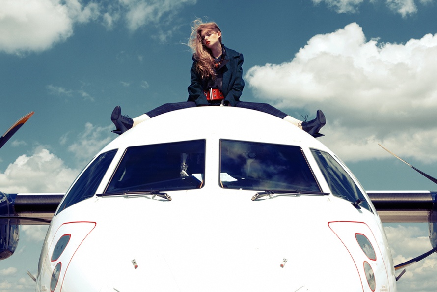 Stephan Mall Hairstyling: Nahaufnahme Frau mit blonden Haaren auf Flugzeug (Airlifted)